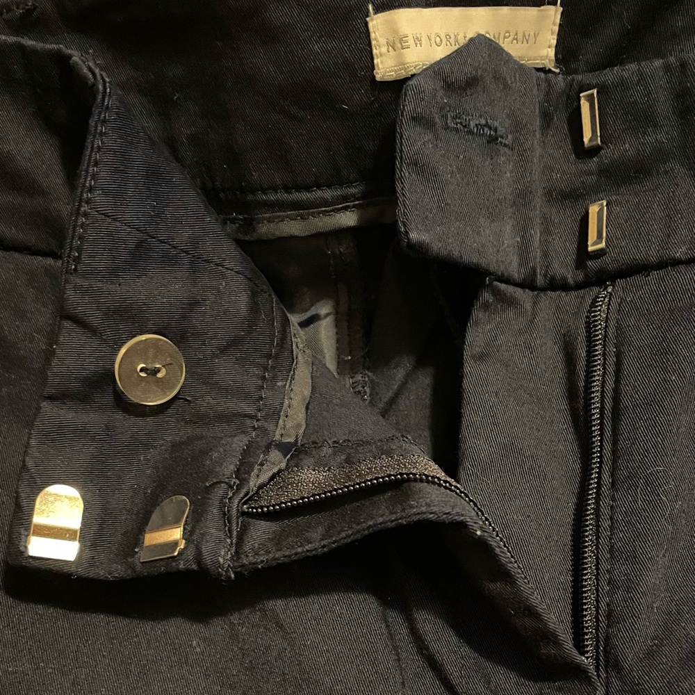 New - NY & Co. Size 14 Black Capris. length 32, width 19. Never worn